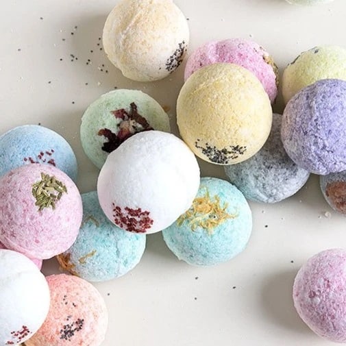 Buy our bath bomb & shower steamer gift box at