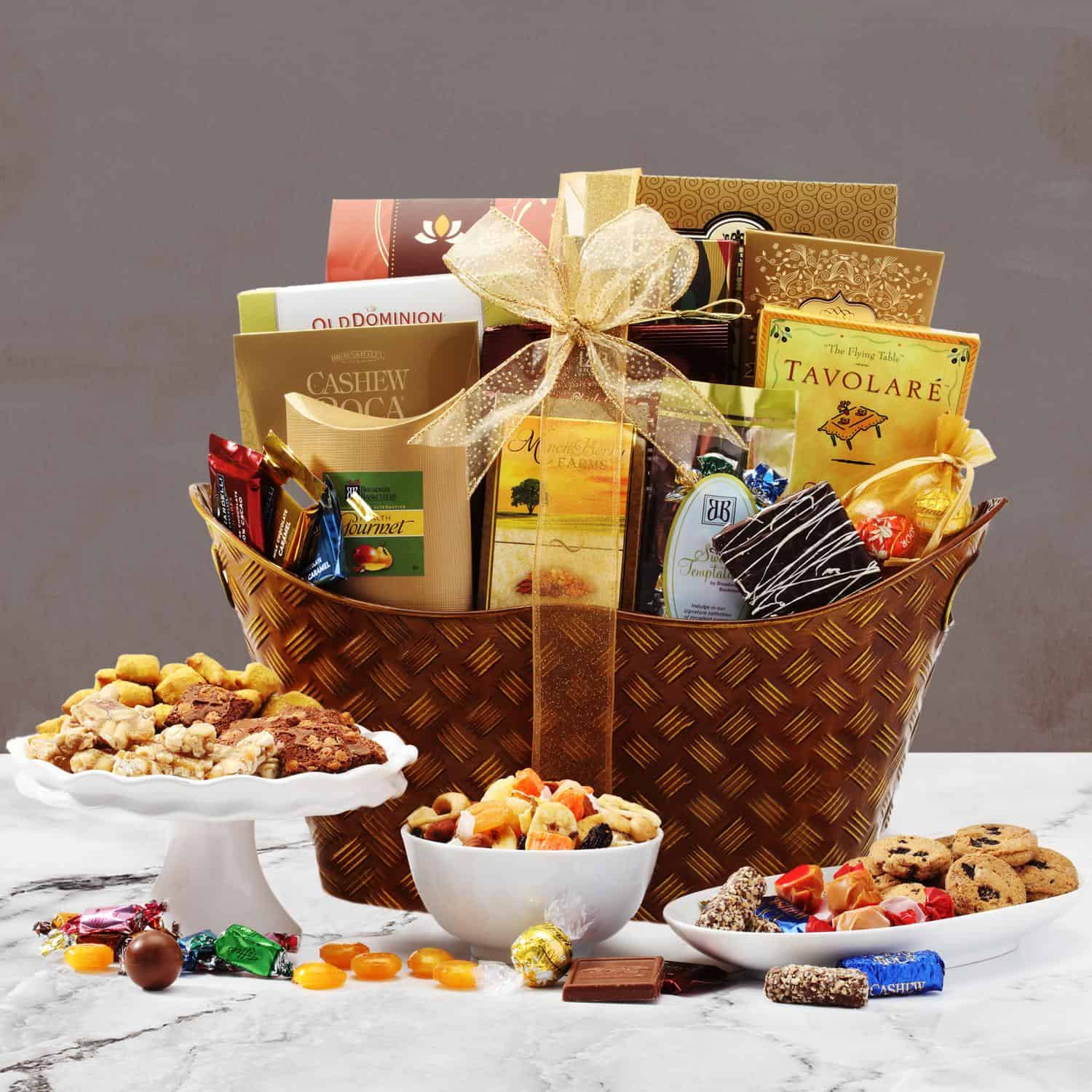 >Classic Favorites Holiday Gift Basket