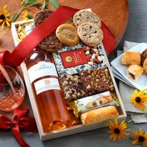 https://www.broadwaybasketeers.com/resources/prod_images/thumb/thumb5_rose-wine-snacks-gift-trays-2.jpg